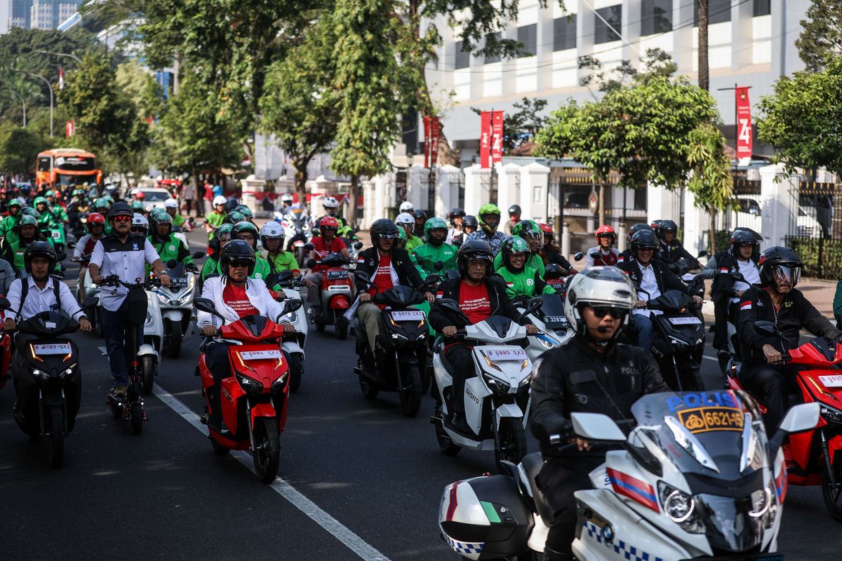 Menko Maritim Luhut Binsar Panjaitan (kanan) bersama Menteri Perhubungan Budi Karya Sumadi (tengah) mengendarai motor listrik di arena Pameran Kendaraan Listrik Masa Depan, kawasan Monas, Jakarta Pusat, Sabtu (31/8/2019). Kegiatan tersebut mengangkat tema Menuju Indonesia Bersih Udara dan Hemat Energi dengan Kendaraan Listrik.