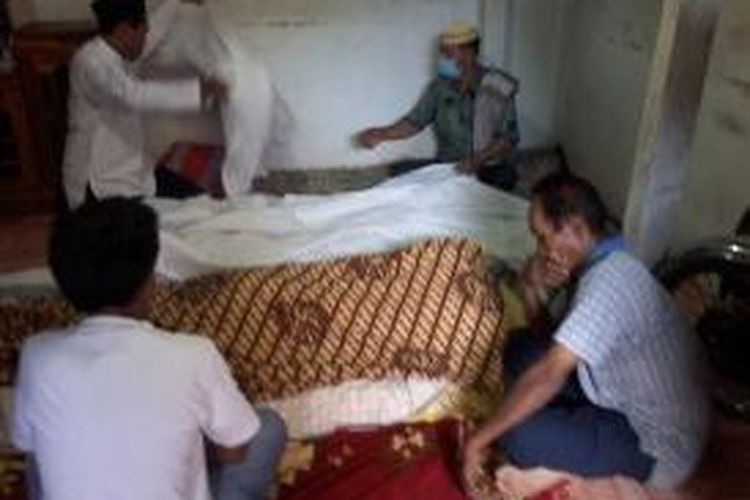 Jenazah Ary disemayamkan di rumah duka Jl Pampang 1 dan disebalahnya sang ayah tak kuasa menahan tangis, Jumat (28/11/2014).