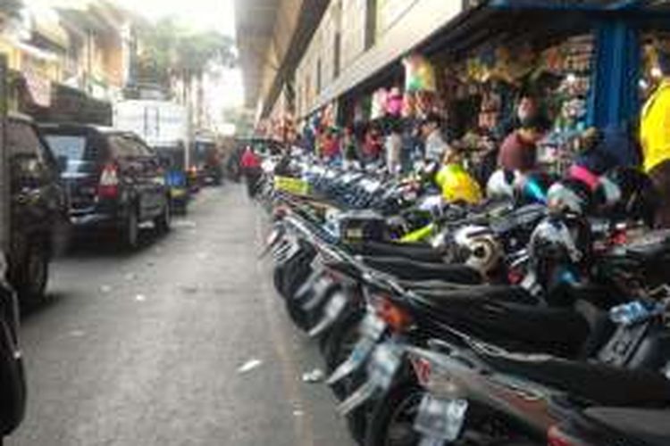 Kawasan Pasar Pagi Asemka, Tambora, Jakarta Barat, kembali dipenuhi Pedagang Kaki Lima (PKL) dan parkir liar, Selasa (6/12/2016).