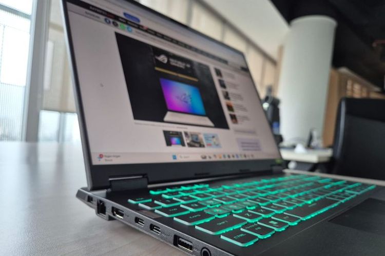 Tampak samping ASUS TUF Gaming F16 memperlihatkan bodi yang relatif tipis dengan engsel kokoh serta deretan port konektivitas di sisi perangkat untuk menunjang kebutuhan kerja dan gaming. 