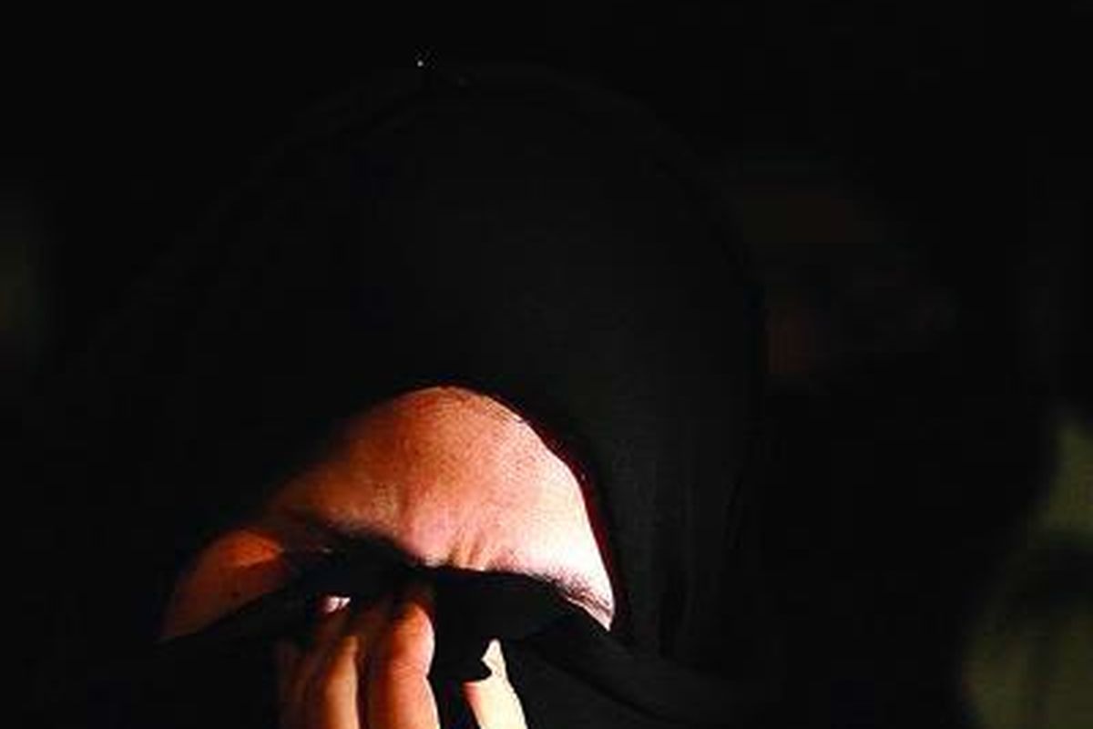 Seorang tenaga kerja Indonesia yang baru saja dipulangkan dari Jeddah, Arab Saudi, menghapus air matanya saat tiba di Terminal II Bandara Soekarno-Hatta, Jakarta, Senin (14/2). Sebanyak 561 warga negara Indonesia bermasalah yang pernah menghuni kolong jembatan Al-Kandarah, Jeddah, dipulangkan ke Indonesia dalam dua gelombang pemulangan, Senin dan Selasa.