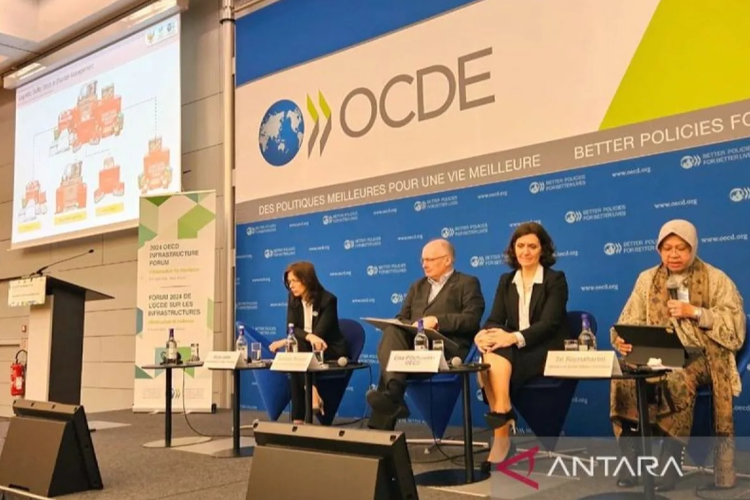 Menteri Sosial (Mensos) Tri Rismaharini mendapatkan apresiasi dari Direktur Tata Kelola Public Elsa Pilichowski terkait pengalaman Indonesia dalam menangani bencana pada Forum Infrastruktur Organisation for Economic Cooperation and Development (OECD) di Paris, Perancis pada Rabu (10/4/2024). 