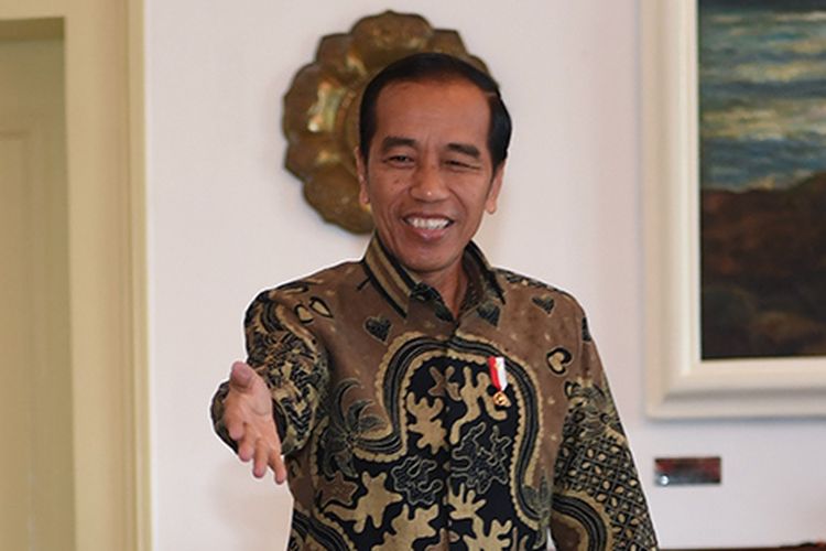Presiden Joko Widodo (kanan) menerima kunjungan Menteri Luar Negeri Singapura Vivian Balakrishnan (tengah) di Istana Bogor, Jawa Barat, Rabu (17/7/2019). Pertemuan tersebut membahas peningkatan kerja sama Indonesia - Singapura serta persiapan pertemuan tahunan pemimpin kedua negara.