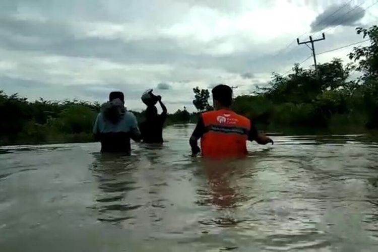 Akibat hujan deras, Desa Pasir, Kecamatan Mempawah Hilir, Kabupaten Mempawah, Kalimantan Barat, terendam banjir setinggi 1 meter, Jumat (29/5/2020).