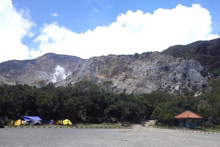 Pemandangan Gunung Papapandayan dari kaki gunung.