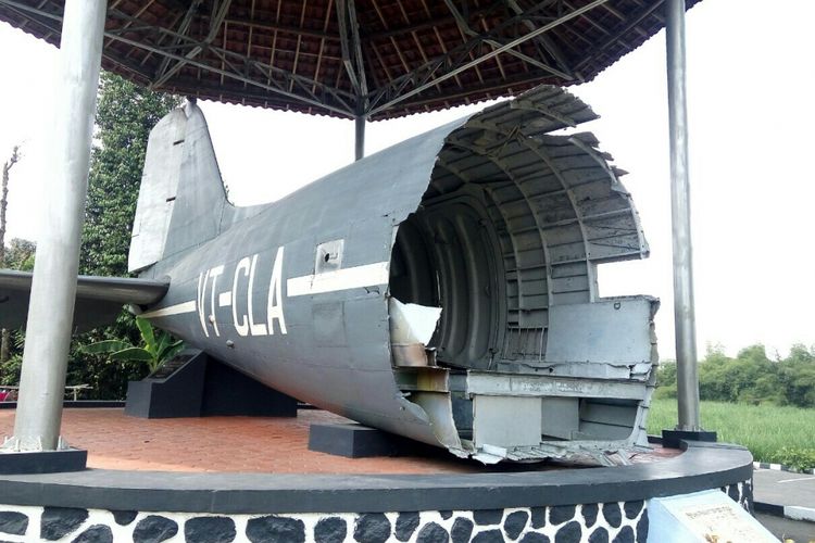 Replika potongan pesawat Dakota VT-CLA terpajang di depan monumen Ngoto atau yang sekarang menjadi Monumen Perjuangan TNI AU 