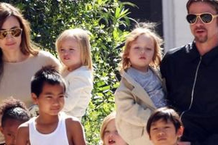 Brad Pitt dan Angelina Jolie bersama anak-anak mereka.