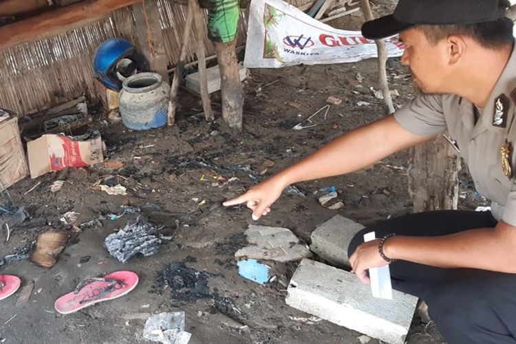 Polisi dari Polsek Sirah Pulau Padang menunjukkan lokasi tempat kejadian pembakaran seorang suami oleh istrinya di Ogan Komering Ilir Sumsel