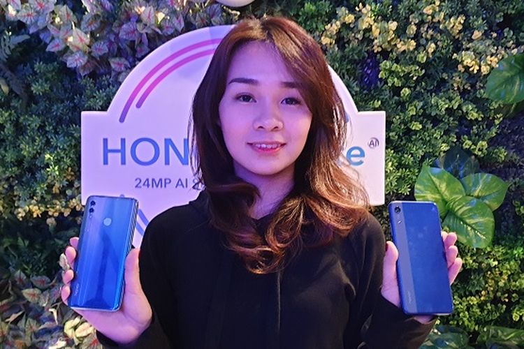 PR Manager Honor 10 Lite, Gracia Sheila memegang Honor 8A dan Honor 10 Lite