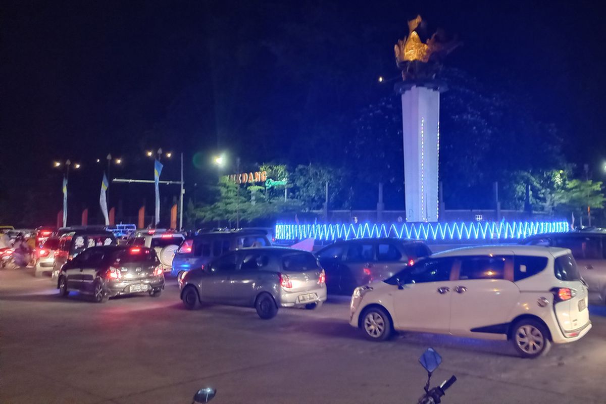 Jalur jalan di wilayah Sumedang kota dipadati kendaraan. Tampak kepadatan arus kendaraan dari berbagai penjuru di Bundaran Binokasih, Sumedang, Selasa (3/5/2022) malam. AAM AMINULLAH/KOMPAS.com