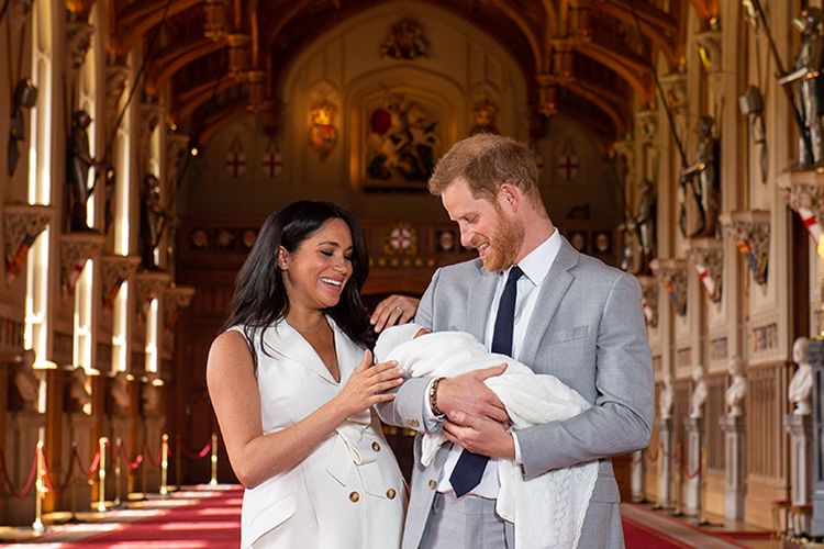 Pangeran Harry dan Meghan Markle memperkenalkan anak pertama mereka ke publik di St Georges Hall, Windsor Castle, London, Rabu (8/5/2019) waktu setempat. Anak yang mereka beri nama Archie Harrison Mountbatten-Windsor itu berada di urutan ketujuh suksesi kerajaan Inggris.