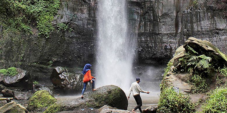 Dua wisatawan lokal sedang menikmati suasana alam di air terjun Sumber Pitu di Desa Dawet Krajan, Kecamatan Tumpang, Kabupaten Malang, Jawa Timur, pertengahan Maret lalu. Sumber Pitu merupakan salah satu dari sejumlah air terjun di Kabupaten Malang yang memukau wisatawan lokal.