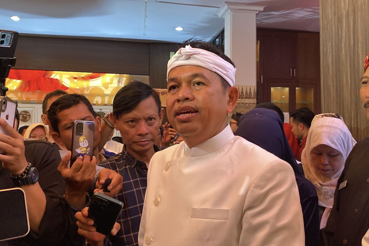 Gubernur Jawa Barat Dedi Mulyadi saat menghadiri Hari Jadi Indramayu ke-498 di Gedung DPRD Indramayu, Selasa (7/10/2025)