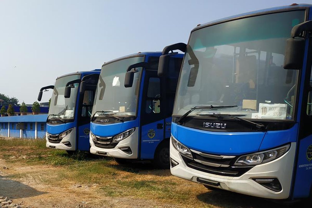 Sebanyak 20 unit calon bus Transpatriot mangkrak di lahan milik PDAM Tirta Patriot, Bekasi. Bus-bus ini sebelumnya dihibahkan oleh Kementerian Perhubungan RI pada 20 Desember 2018.