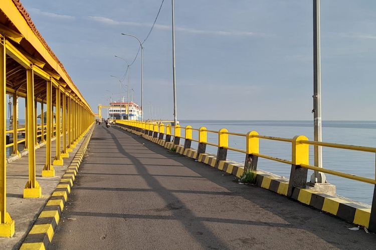 Pelabuhan Jangkar, Kabupaten Situbondo, Provonsi Jawa Timur.