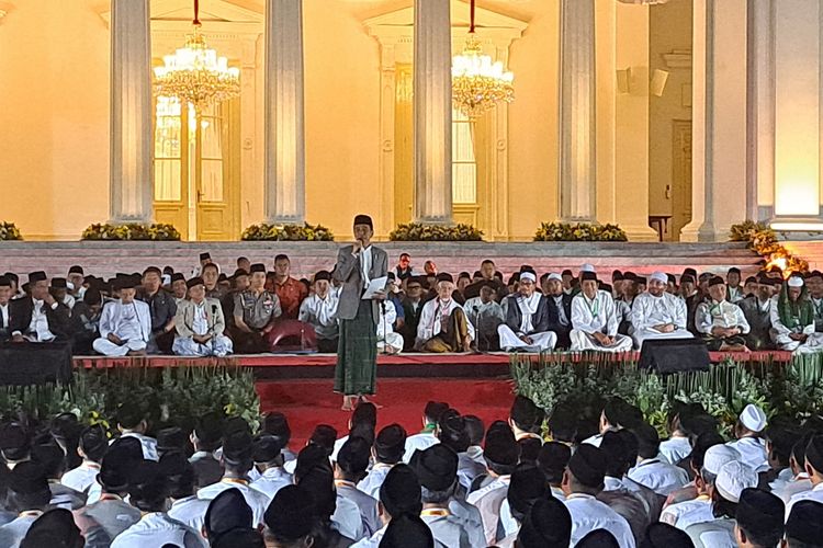 Presiden Joko Widodo saat menghadiri acara zikir dan doa kebangsaan di halaman Istana Merdeka, Jakarta, Selasa (1/8/2023) malam.
