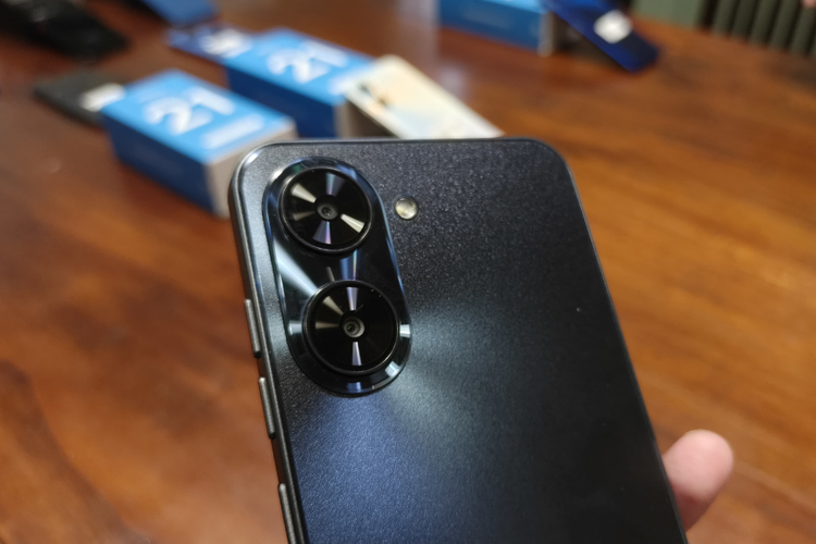 Meizu Mblu 21 dibekali kamera utama 13 MP dan depth sensor 2 MP. Kamera ini disusun dalam satu modul berbentuk vertikal dan disandingkan dengan satu lampu LED Flash.
