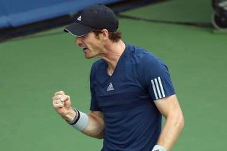 Petenis Inggris, Andy Murray, merayakan kemenangan atas petenis Amerika Serikat, John Isner, pada babak ketiga Western and Southern Open di Linder Family Tennis Center, Cincinnati, Kamis (14/8/2014). Murray menang 6-7(3), 6-4, 7-6(2).