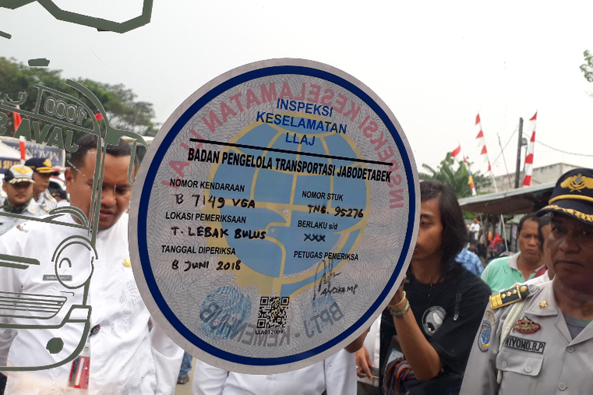 Barcode pada stiker kelayakan jalan angkutan lebaran yang ditempel di salah satu bus yang telah diuji ramp check di Jakarta Selatan. Foto diambil Jumat (8/6/2018).