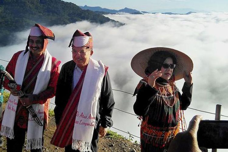 Wakil Presiden Jusuf Kalla didampingi Nyonya Mufidah Jusuf Kalla (kanan) dan Menteri Pariwisata Arief Yahya (kiri) menikmati pemandangan di Negeri di Atas Awan dataran tinggi Lolai, Toraja Utara, Sulawesi Selatan, Senin (23/1/2017).