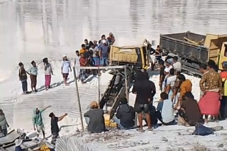 Dump Truk Terjun dari Tebing 20 Meter Galian C di Pamekasan, Sopir Berhasil Lompat