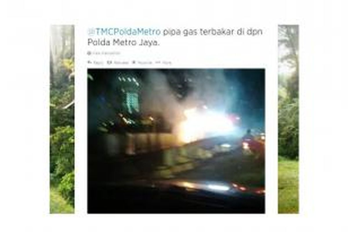 Pipa gas di jalur lambat Jalan Sudirman, Jakarta Selatan, meledak dan terbakar, Rabu (16/7/2014) malam. Gambar diunggah akun @rizaTMC dan di-retweet oleh akun @TMCPoldaMetro.