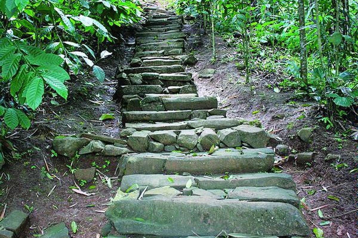 PENINGGALAN MEGALITIK