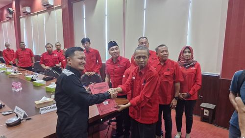 Bos Bus "Bejeu" Ambil Formulir Pendaftaran Bupati Jepara di PDI-P, Janji Kembalikan Kejayaan Jepara Kota Ukir