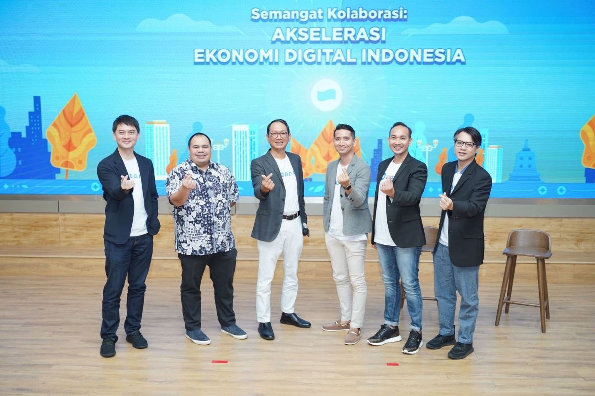 (Kiri-kanan) Vince Iswara - CEO & Co-Founder DANA Indonesia, Pandu Sjahrir - Ketua Umum AFTECH, Andrijanto Muljono - Chief Commercial Officer Smartfren, Genta Wira Anjalu - CIO Sinarmas Asset Management, Irawan Harahap - Chief Digital Tech Ecosystem and Development Sinar Mas Land, Mulyawan Gani - Chief Transformation Officer Sinar Mas Land