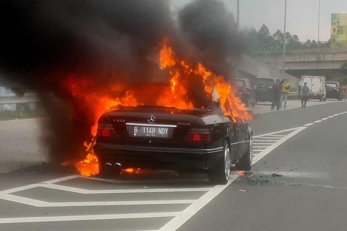 Mobil Mercedes-Benz tiba-tiba terbakar saat melintas di Jalan Tol Sedyatmo Km 31,8, Kecamatan Benda, Kota Tangerang, Senin (20/12/2021) siang.