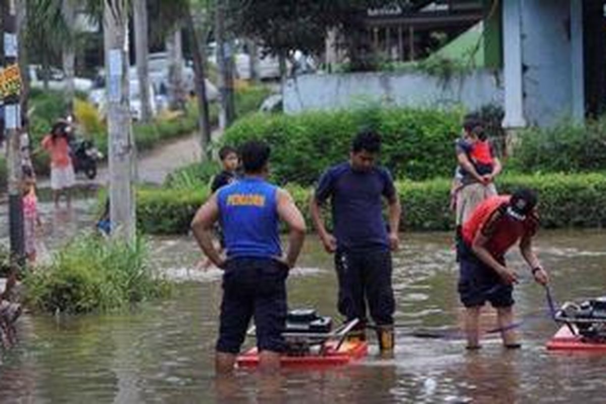 Banjir menggenangi Perumahan Payung Mas, Kelurahan Cipayung, Kecamatan Ciputat, Tangerang Selatan, Senin (11/2/2013). Tanggul perumahan yang berada tepat di sempadan kali longsor saat hujan dan air kali meluap.  