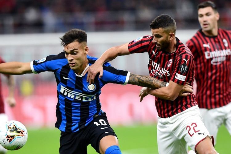 Bek AC Milan Italia Mateo Musacchio (kanan) menahan pemain depan Inter Milan Argentina Lautaro Martinez selama pertandingan sepak bola Serie A Italia AC Milan vs Inter Milan pada 21 September 2019 di stadion San Siro di Milan