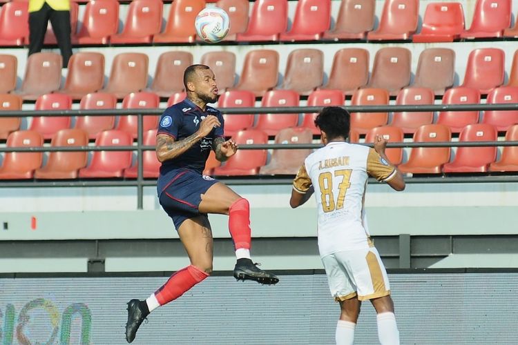 Pemain Arema FC Gustavo Almeida sedang menyundul bola saat pertandingan pekan ke-18 Liga 1 2023-2024 melawan Dewa United yang berakhir dengan skor 2-1 di Stadion Kapten I Wayan Dipta Gianyar, Bali, Kamis (2/10/2023) sore.