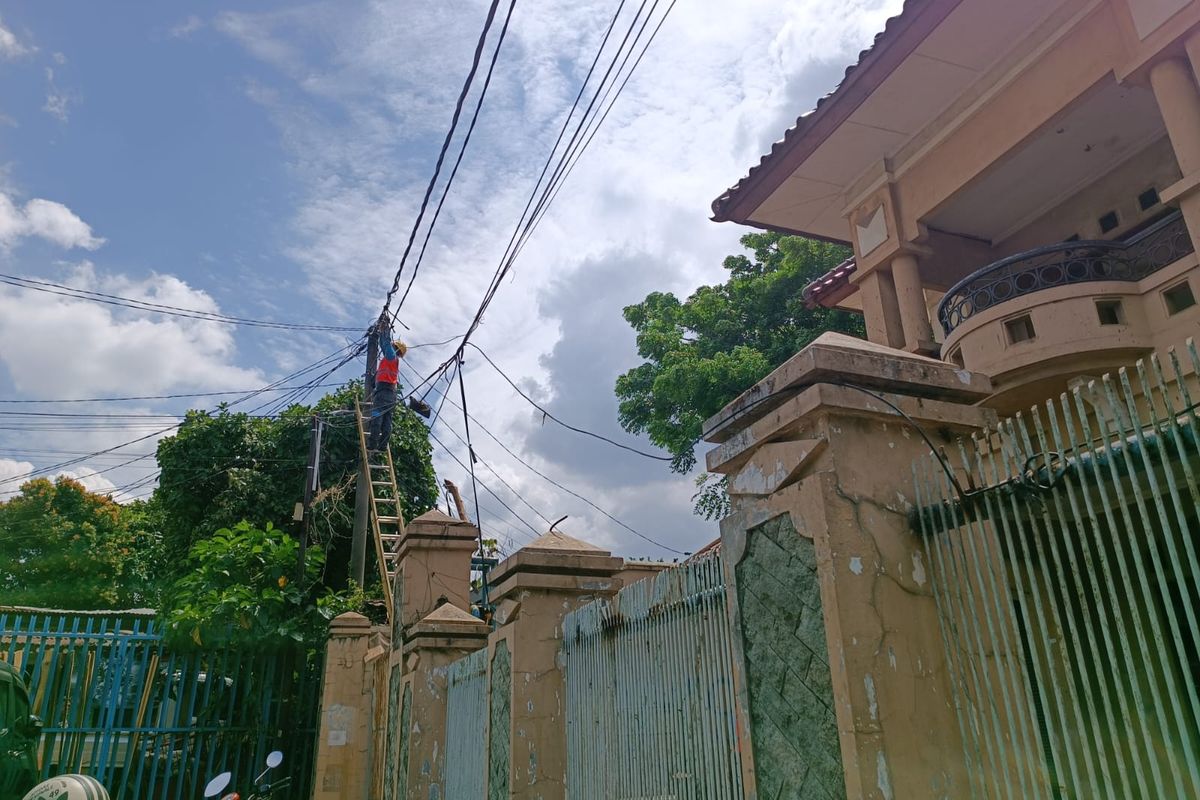 Penampakan rumah Eny Sukaesi (58) dan Pulung Mustika Abima (23) atau Tiko  yang sedang dipasang kembali aliran listrik di Kompleks PLN, Kelurahan Jatinegara, Kecamatan Cakung, Jakarta Timur, Senin (9/1/2023).