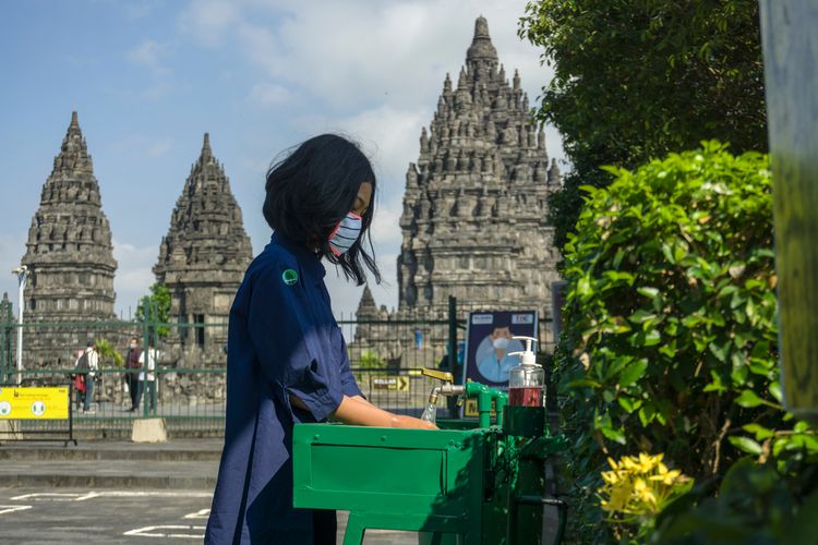 Ilustrasi wisatawan di lokasi wisata pada masa pandemi.