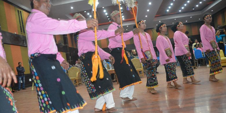 Menari danding Rombeng Rajong khas masyarakat Kecamatan Elar Selatan, Kabupaten Manggarai Timur, Flores, NTT, Rabu (12/12/2018) lalu di gedung MCC Ruteng.