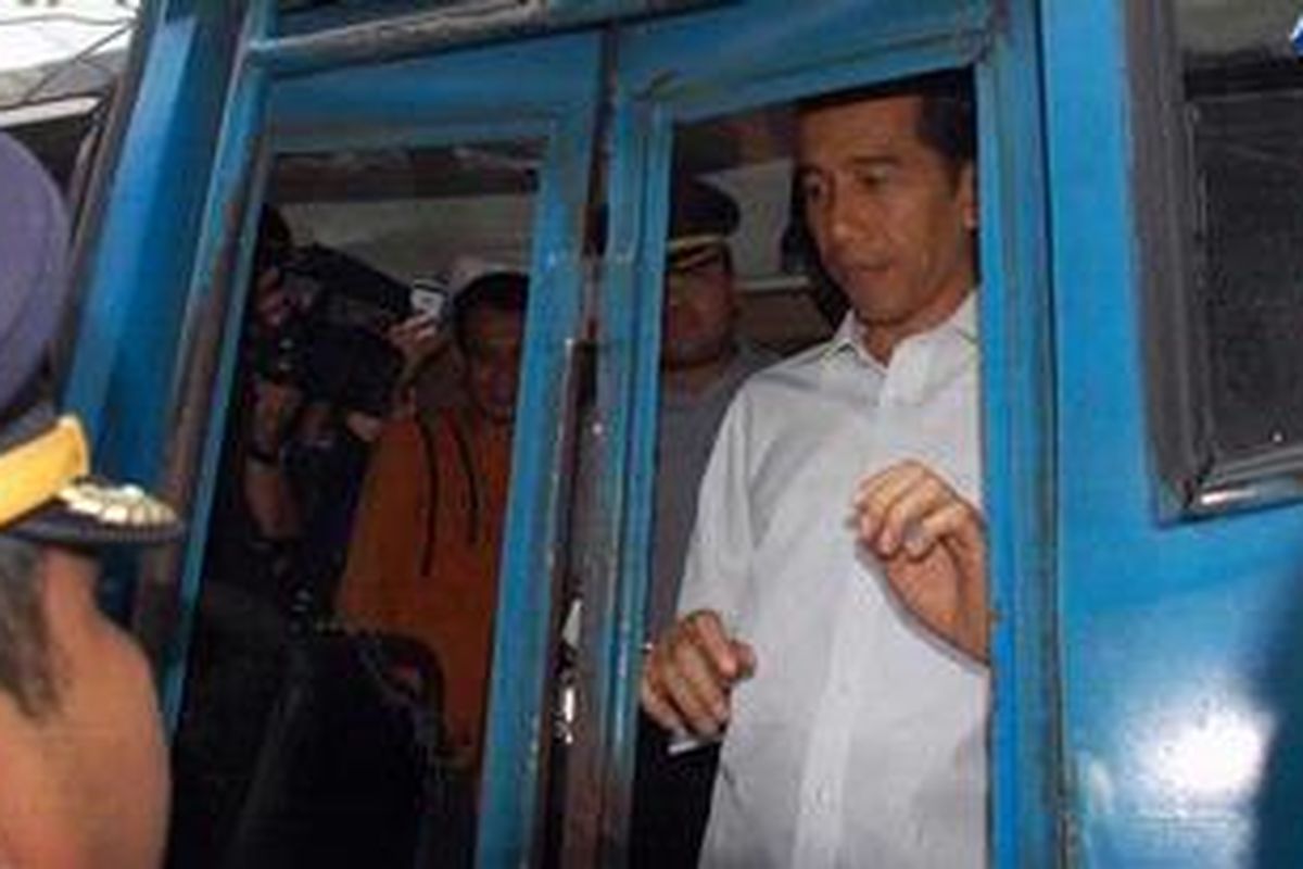 Gubernur DKI Jakarta Joko Widodo (Jokowi) didampingi Kepala Dinas Perhubungan DKI Udar Pristono memeriksa bus saat meninjau kondisi angkutan umum di Terminal Senen, Jakarta Pusat, Kamis (3/1/2013).