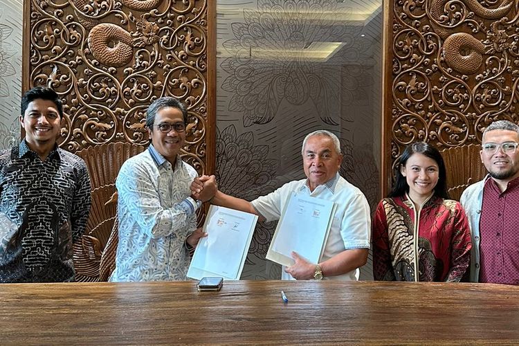 Gubernur Kaltim Isran Noor dan Direktur Utama Pertamina NRE Dannif Danusaputro menandatatangani  kesepakatan kerja sama pengembangan Proyek Ekonomi Hijau di Kalimantan Timur di Hotel Grand Sahid Jakarta, Sabtu (30/9/2023). 