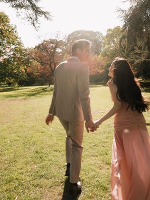 Prewedding Syifa Hadju dan El Rumi di London tampil elegan dengan dress pink lembut, jas beige, makeup natural, dan nuansa romantis.
