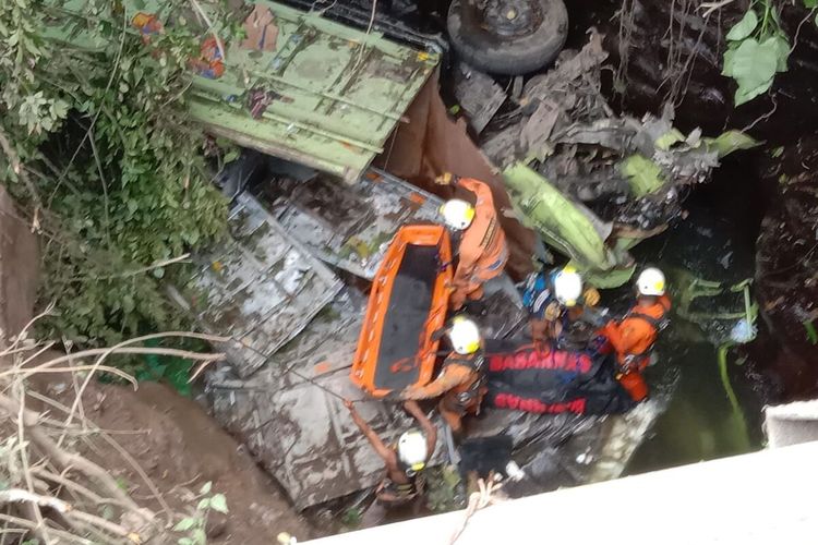 Tim SAR Bengkulu menemukan jasad pengemudi truk angkut karet yang mobilnya alami kerusakan rem hingga masuk ke jurang dengan kedalaman 20 meter