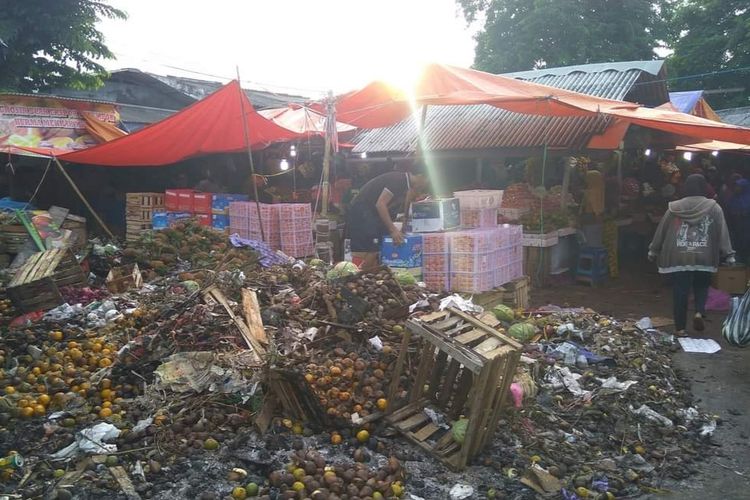 Tumpukan sampah di salah satu pasar tradisional di Kabupaten Sumenep, Jawa Timur, Jumat (22/7/2022). 