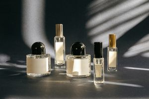 Warga Antre Beli Parfum dan Jam Tangan, Bukan Tanda Ekonomi Baik?