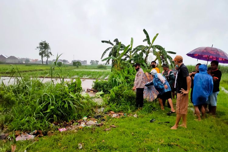 Polisi dan warga di sekitar lokasi parit di Desa Tertek, Kecamatan Pare, Kabupaten Kediri,Jawa Timur, tempat tenggelamnya balita hingga tewas, Minggu (6/2/2022).
