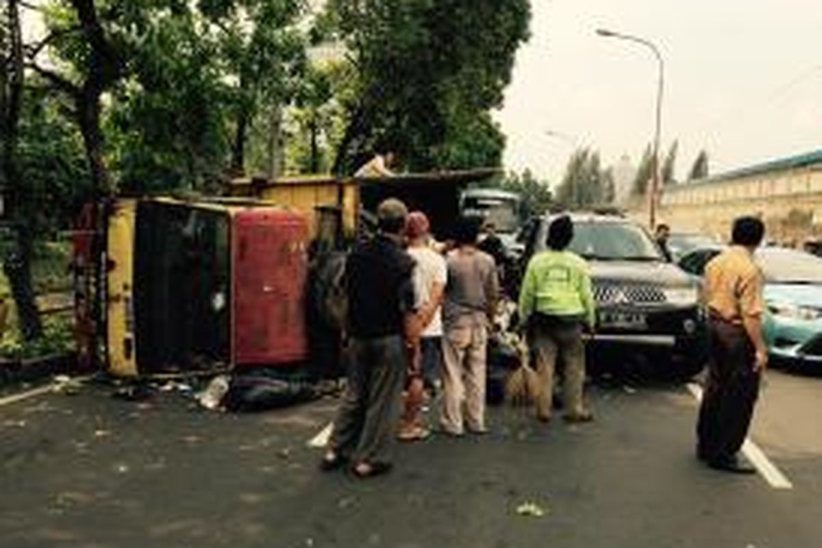 Truk sampah terbalik menimpa Mitsubishi Pajero di Jalan Tentara Pelajar, Jakarta Pusat, Rabu (25/3/2015),