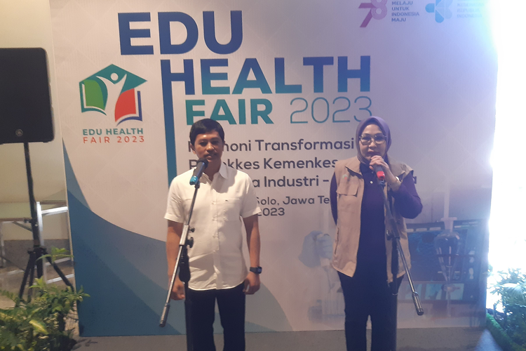 Wakil Menteri Kesehatan, Dante Saksono Herbuwono dan Direktur Jenderal Tenaga Kesehatan Kemenkes, Aryanti Anaya dalam pembukaan Edu Health Fair 2023 di Hotel Alila Solo, Jawa Tengah, Rabu (12/7/2023).