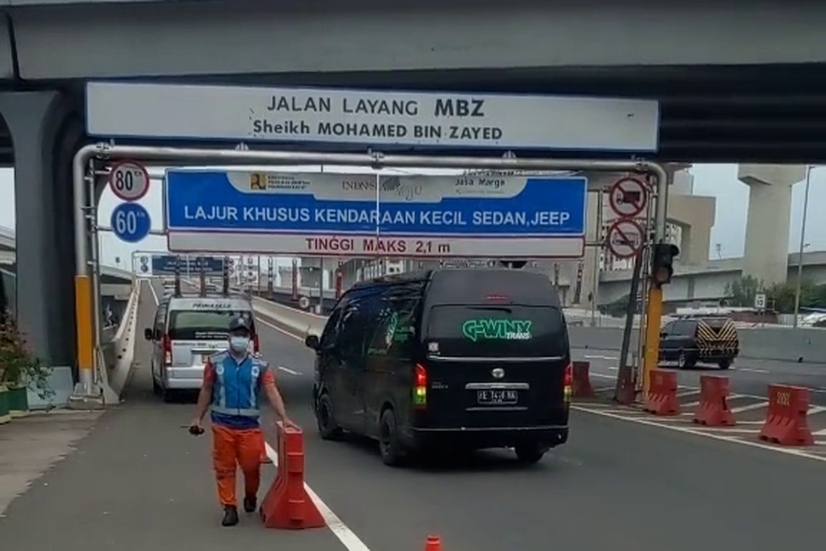 Mobil travel terlihat melanggar batas ketinggian di pintu masuk Jalan Layang MBZ