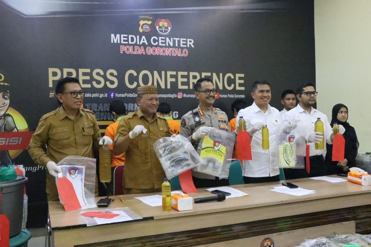 Polda Gorontalo memperlihatkan barang bukti kasus penjualan minyak goreng oplosan bersubsidi yang dilakukan oleh pemilik Toko Asni. Dalam kasus ini Polda menetapkan 3 orang tersangka, pemilik toko dan 2 orang karyawan.