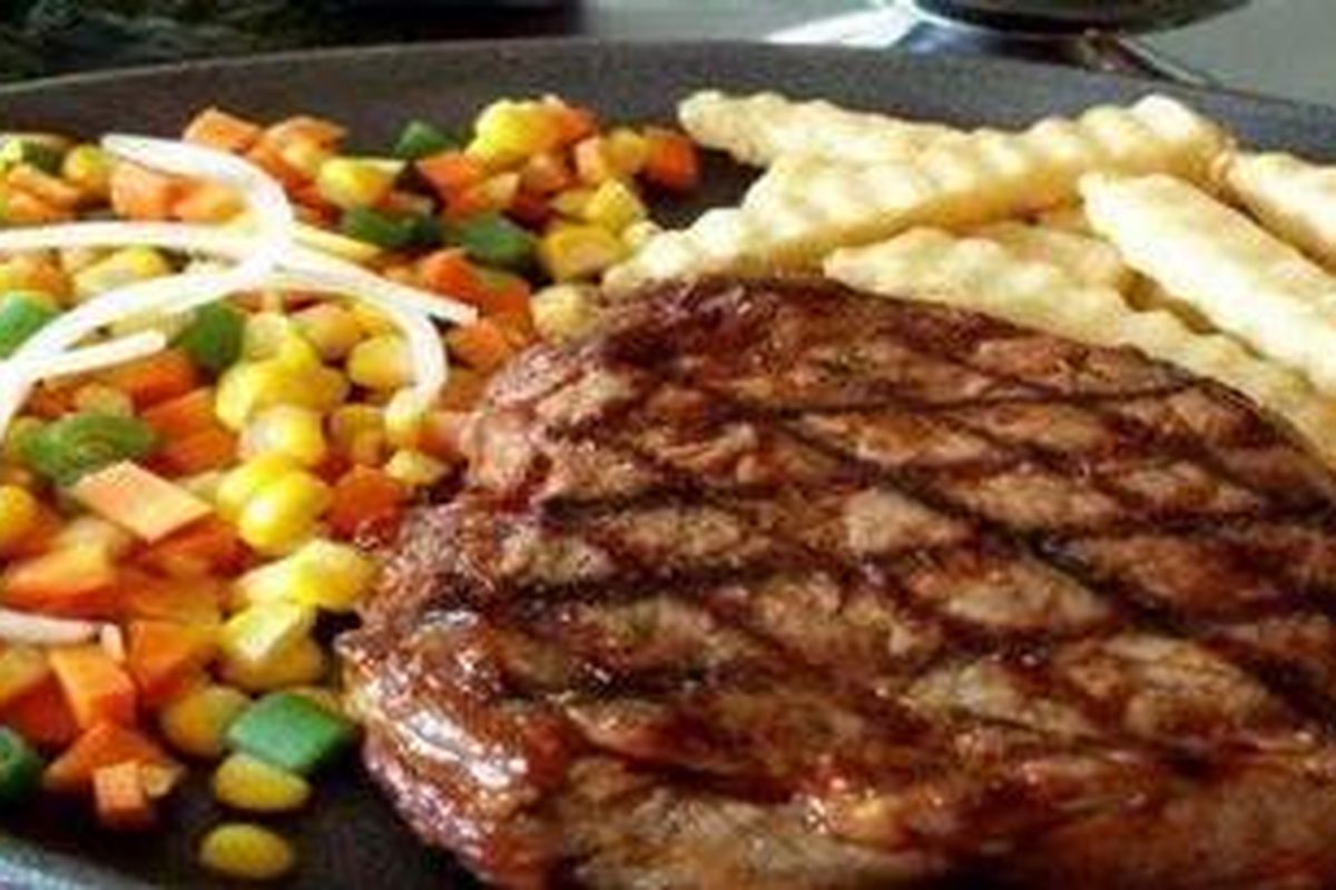 Sayuran dan kentang yang disajikan dalam seporsi steak berguna untuk meminimalisir lemak yang ada pada daging steak.