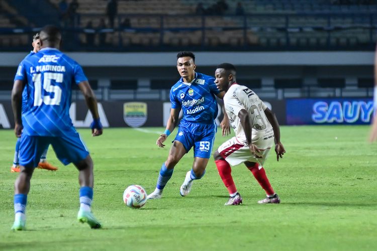 Rachmat Irianto (no 53) memberikan bola kepada rekannya Levy Madinda dalam pertandingan pekan ke-6 Liga 1 2023-2024 antara Persib vs Bali United, Kamis (3/8/2023) di Stadion Gelora Bandung Lautan Api (GBLA). Artikel ini berisi klasemen Liga 1 2023-2024. 