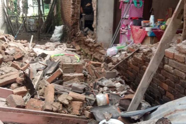 Tembok sisi rumah milik Hadi Purnomo (36), warga Desa Siman, Kecamatan Siman roboh terdampak bencana gempa di Malang, Sabtu (10/4/2021)